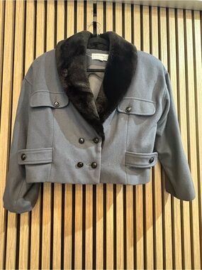Classic Cropped Wool Jacket with Faux Fur Collar - Gray